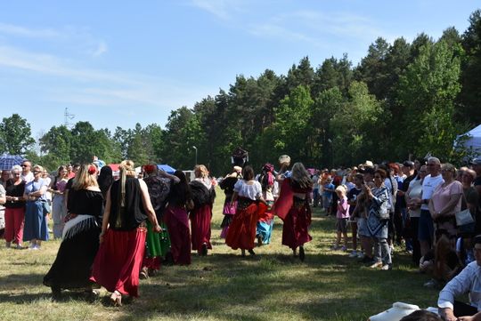 Turnieju Wsi. Hasło tegorocznej imprezy brzmiało „Cygańskim taborem do Okrągłego".
