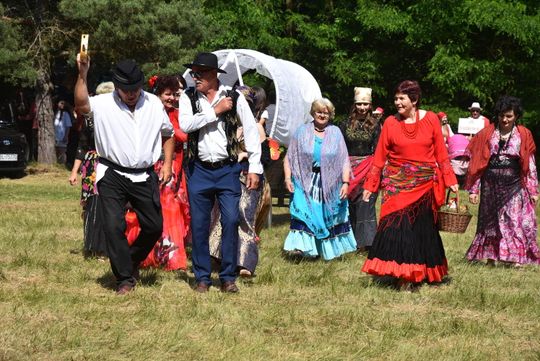 Turnieju Wsi. Hasło tegorocznej imprezy brzmiało „Cygańskim taborem do Okrągłego".