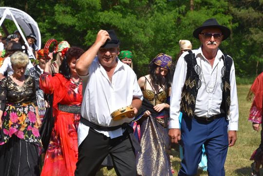 Turnieju Wsi. Hasło tegorocznej imprezy brzmiało „Cygańskim taborem do Okrągłego".