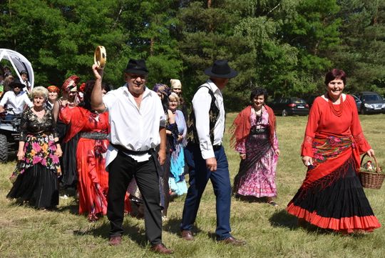 Turnieju Wsi. Hasło tegorocznej imprezy brzmiało „Cygańskim taborem do Okrągłego".