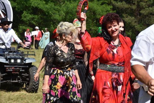 Turnieju Wsi. Hasło tegorocznej imprezy brzmiało „Cygańskim taborem do Okrągłego".