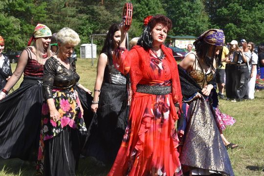 Turnieju Wsi. Hasło tegorocznej imprezy brzmiało „Cygańskim taborem do Okrągłego".