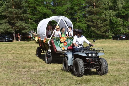 Turnieju Wsi. Hasło tegorocznej imprezy brzmiało „Cygańskim taborem do Okrągłego".