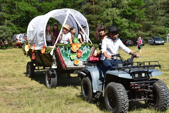 Turnieju Wsi. Hasło tegorocznej imprezy brzmiało „Cygańskim taborem do Okrągłego".