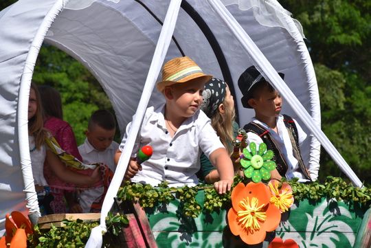 Turnieju Wsi. Hasło tegorocznej imprezy brzmiało „Cygańskim taborem do Okrągłego".