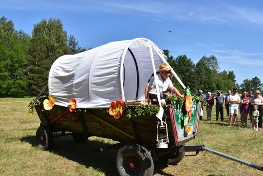 Turnieju Wsi. Hasło tegorocznej imprezy brzmiało „Cygańskim taborem do Okrągłego".