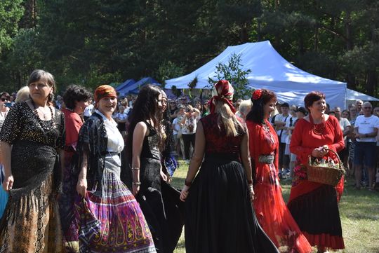 Turnieju Wsi. Hasło tegorocznej imprezy brzmiało „Cygańskim taborem do Okrągłego".