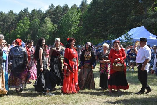 Turnieju Wsi. Hasło tegorocznej imprezy brzmiało „Cygańskim taborem do Okrągłego".
