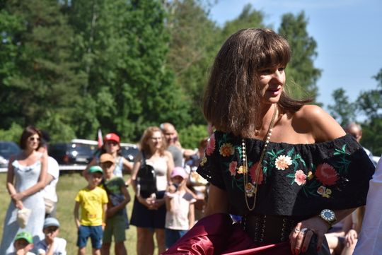 Turnieju Wsi. Hasło tegorocznej imprezy brzmiało „Cygańskim taborem do Okrągłego".