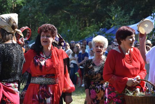 Turnieju Wsi. Hasło tegorocznej imprezy brzmiało „Cygańskim taborem do Okrągłego".