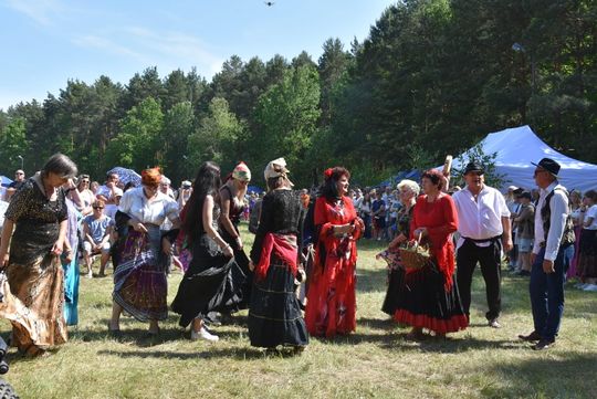 Turnieju Wsi. Hasło tegorocznej imprezy brzmiało „Cygańskim taborem do Okrągłego".