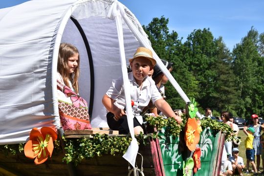 Turnieju Wsi. Hasło tegorocznej imprezy brzmiało „Cygańskim taborem do Okrągłego".