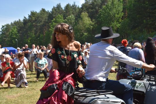 Turnieju Wsi. Hasło tegorocznej imprezy brzmiało „Cygańskim taborem do Okrągłego".