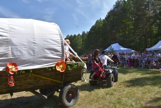 Turnieju Wsi. Hasło tegorocznej imprezy brzmiało „Cygańskim taborem do Okrągłego".