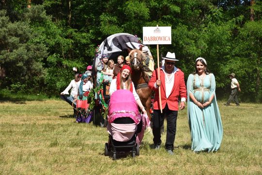 Turnieju Wsi. Hasło tegorocznej imprezy brzmiało „Cygańskim taborem do Okrągłego".