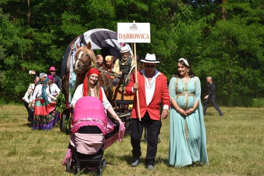 Turnieju Wsi. Hasło tegorocznej imprezy brzmiało „Cygańskim taborem do Okrągłego".