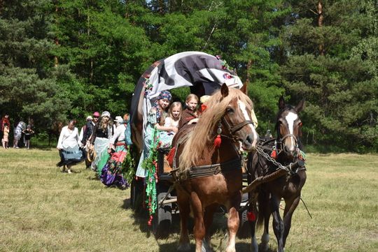 Turnieju Wsi. Hasło tegorocznej imprezy brzmiało „Cygańskim taborem do Okrągłego".