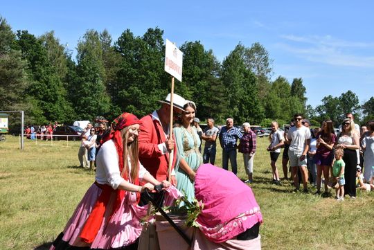 Turnieju Wsi. Hasło tegorocznej imprezy brzmiało „Cygańskim taborem do Okrągłego".