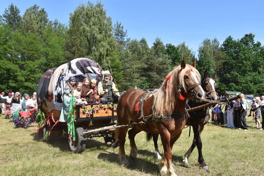 Turnieju Wsi. Hasło tegorocznej imprezy brzmiało „Cygańskim taborem do Okrągłego".