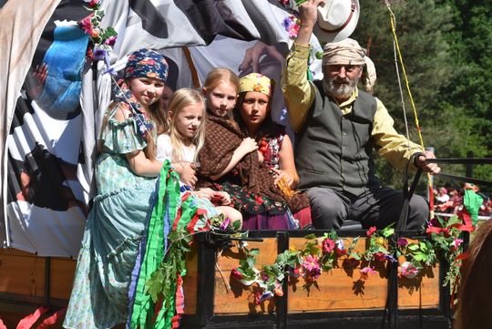 Turnieju Wsi. Hasło tegorocznej imprezy brzmiało „Cygańskim taborem do Okrągłego".