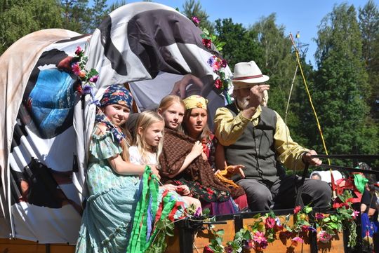 Turnieju Wsi. Hasło tegorocznej imprezy brzmiało „Cygańskim taborem do Okrągłego".