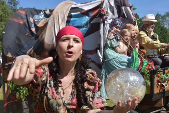 Turnieju Wsi. Hasło tegorocznej imprezy brzmiało „Cygańskim taborem do Okrągłego".