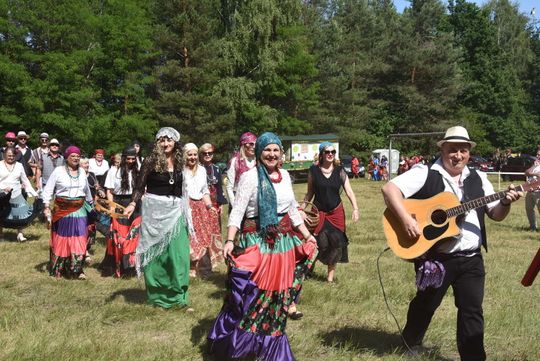 Turnieju Wsi. Hasło tegorocznej imprezy brzmiało „Cygańskim taborem do Okrągłego".