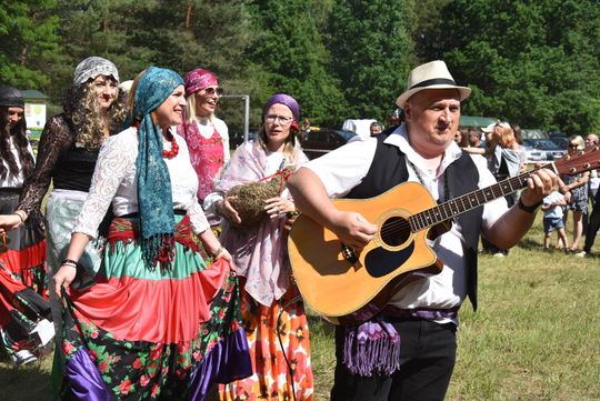 Turnieju Wsi. Hasło tegorocznej imprezy brzmiało „Cygańskim taborem do Okrągłego".