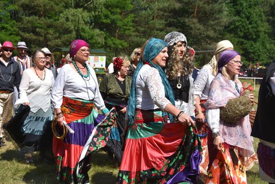 Turnieju Wsi. Hasło tegorocznej imprezy brzmiało „Cygańskim taborem do Okrągłego".