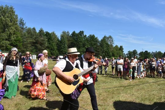 Turnieju Wsi. Hasło tegorocznej imprezy brzmiało „Cygańskim taborem do Okrągłego".