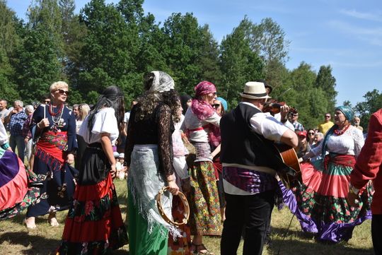 Turnieju Wsi. Hasło tegorocznej imprezy brzmiało „Cygańskim taborem do Okrągłego".