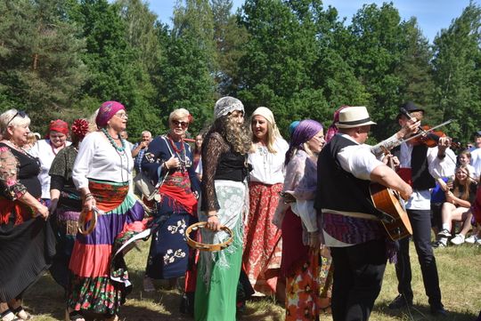 Turnieju Wsi. Hasło tegorocznej imprezy brzmiało „Cygańskim taborem do Okrągłego".