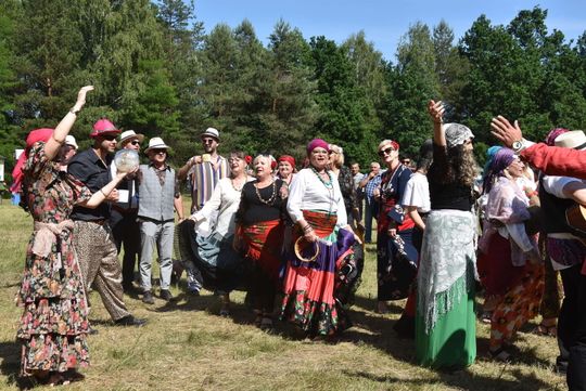 Turnieju Wsi. Hasło tegorocznej imprezy brzmiało „Cygańskim taborem do Okrągłego".