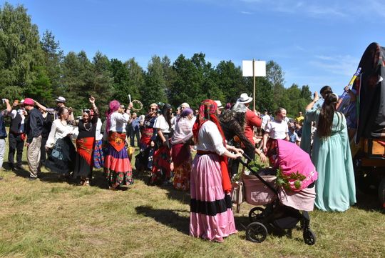 Turnieju Wsi. Hasło tegorocznej imprezy brzmiało „Cygańskim taborem do Okrągłego".