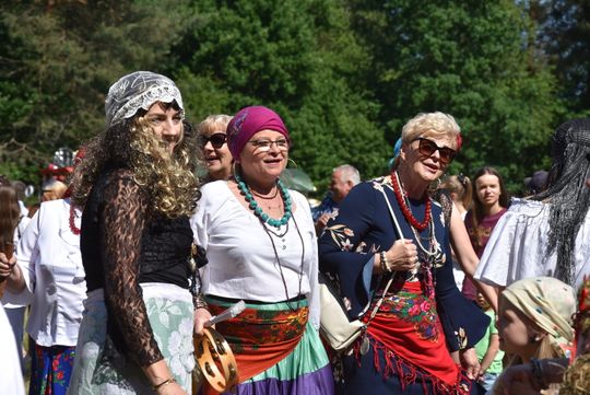 Turnieju Wsi. Hasło tegorocznej imprezy brzmiało „Cygańskim taborem do Okrągłego".