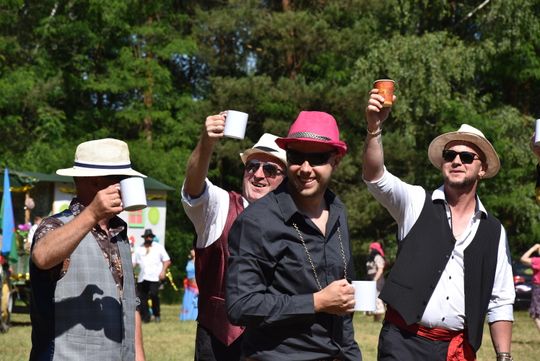 Turnieju Wsi. Hasło tegorocznej imprezy brzmiało „Cygańskim taborem do Okrągłego".