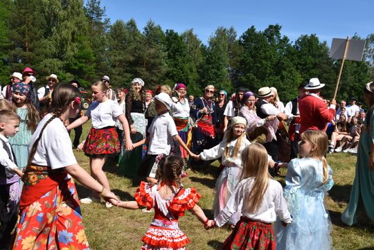Turnieju Wsi. Hasło tegorocznej imprezy brzmiało „Cygańskim taborem do Okrągłego".