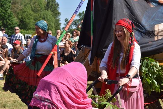 Turnieju Wsi. Hasło tegorocznej imprezy brzmiało „Cygańskim taborem do Okrągłego".