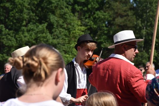 Turnieju Wsi. Hasło tegorocznej imprezy brzmiało „Cygańskim taborem do Okrągłego".