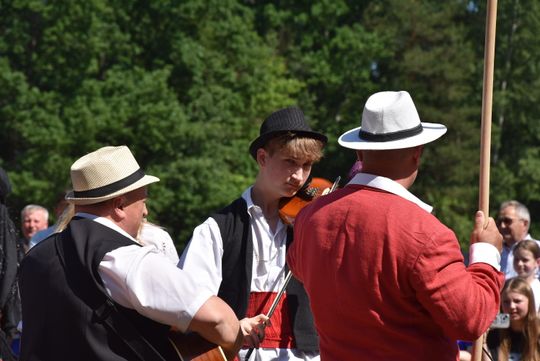 Turnieju Wsi. Hasło tegorocznej imprezy brzmiało „Cygańskim taborem do Okrągłego".