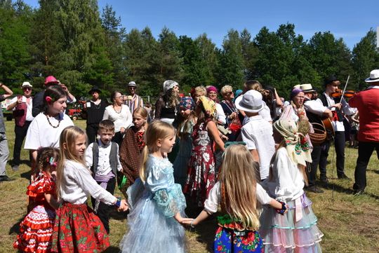 Turnieju Wsi. Hasło tegorocznej imprezy brzmiało „Cygańskim taborem do Okrągłego".
