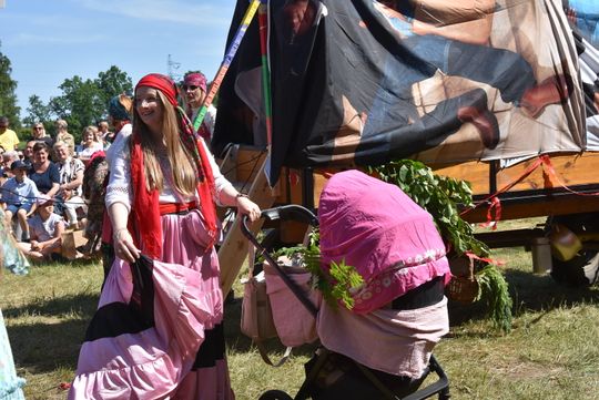 Turnieju Wsi. Hasło tegorocznej imprezy brzmiało „Cygańskim taborem do Okrągłego".