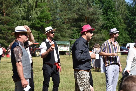 Turnieju Wsi. Hasło tegorocznej imprezy brzmiało „Cygańskim taborem do Okrągłego".