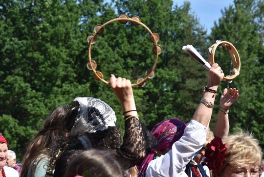 Turnieju Wsi. Hasło tegorocznej imprezy brzmiało „Cygańskim taborem do Okrągłego".