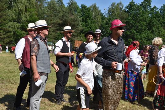 Turnieju Wsi. Hasło tegorocznej imprezy brzmiało „Cygańskim taborem do Okrągłego".