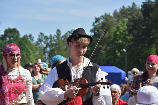 Turnieju Wsi. Hasło tegorocznej imprezy brzmiało „Cygańskim taborem do Okrągłego".