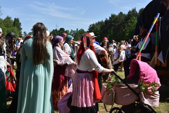Turnieju Wsi. Hasło tegorocznej imprezy brzmiało „Cygańskim taborem do Okrągłego".