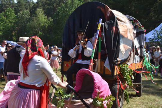 Turnieju Wsi. Hasło tegorocznej imprezy brzmiało „Cygańskim taborem do Okrągłego".