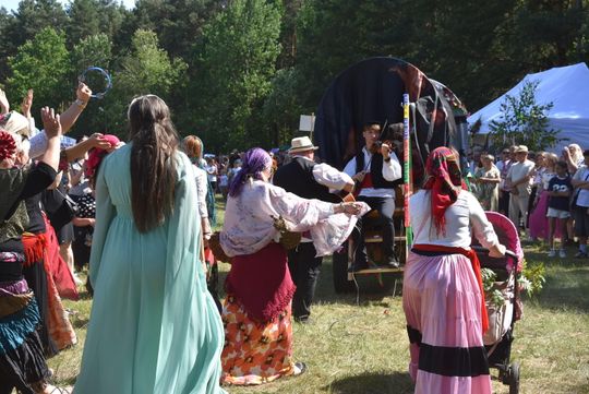 Turnieju Wsi. Hasło tegorocznej imprezy brzmiało „Cygańskim taborem do Okrągłego".