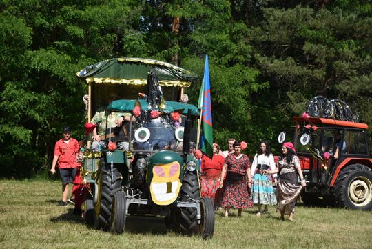 Turnieju Wsi. Hasło tegorocznej imprezy brzmiało „Cygańskim taborem do Okrągłego".